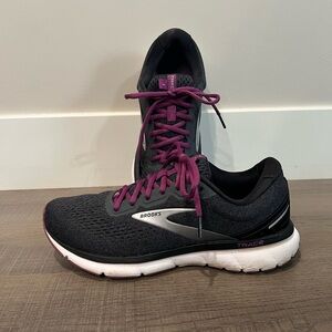 Brooks Trace Women's Navy and Berry Color Athletic Shoes